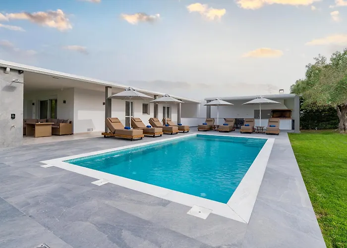 Garden House Villa *